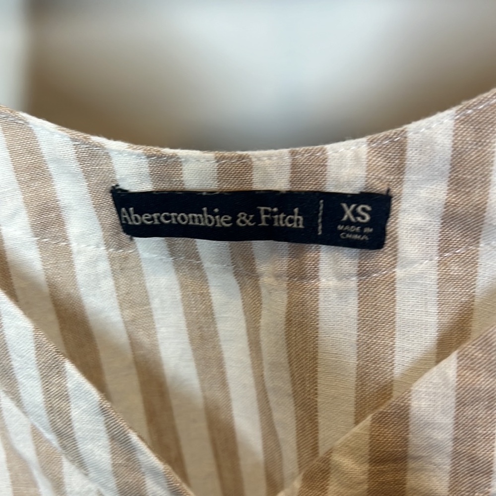 Abercrombie and fitch sleeveless top. Size xs - Picture 2 of 5